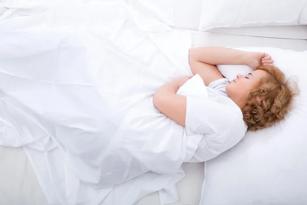 Joven mujer durmiendo en la cama —  Fotos de Stock